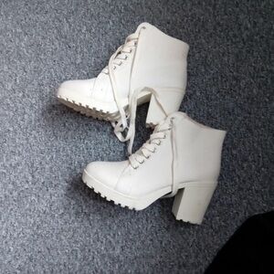 Isabella Fiore Cream Heeled Lace-Up Boots